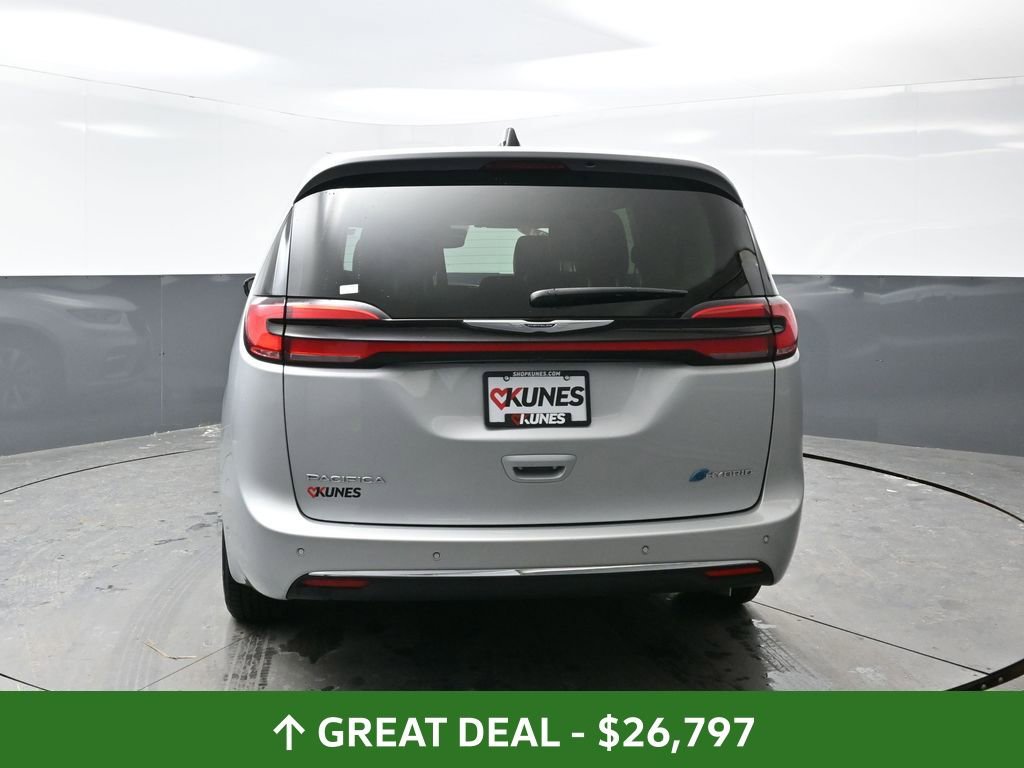 Used 2024 Chrysler Pacifica Select image 14