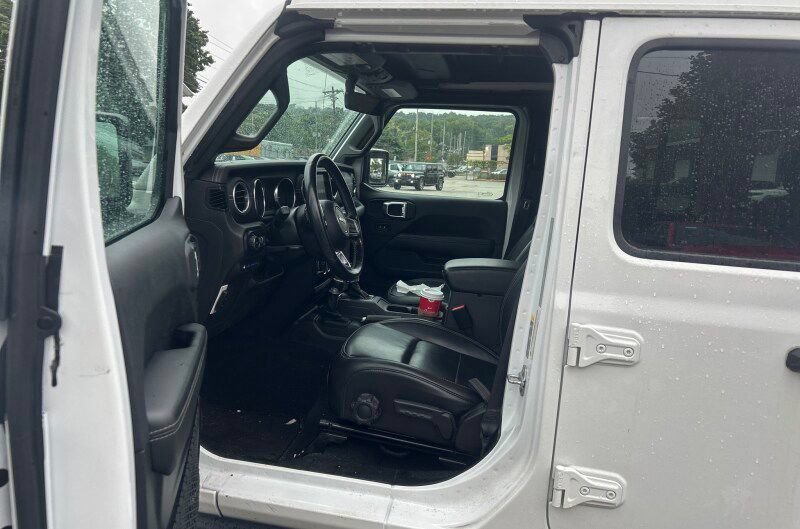 Used 2022 Jeep Wrangler Unlimited Sahara w/ Cold Weather Group AWD/4WD image 10