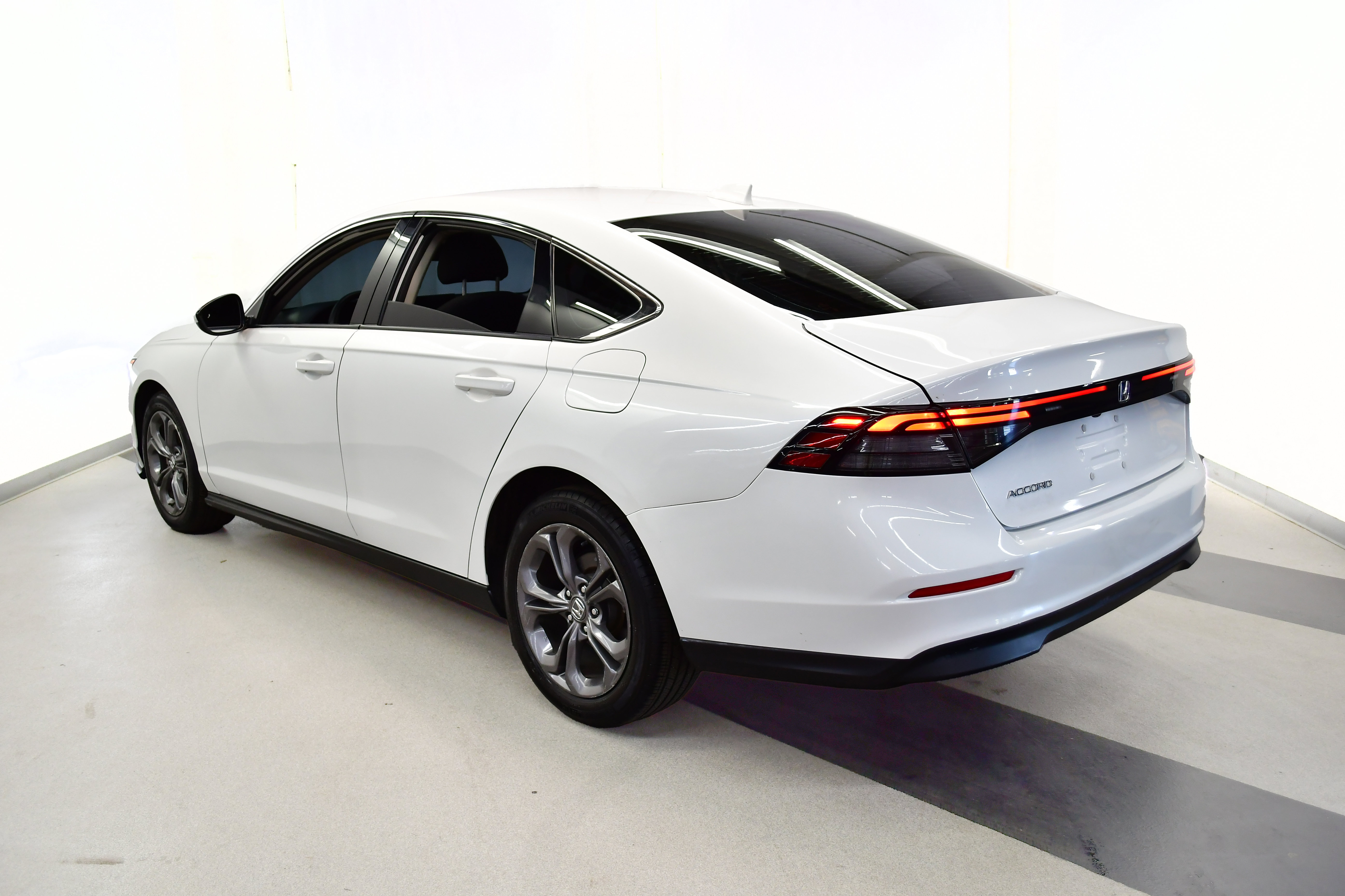 Used 2023 Honda Accord EX image 5