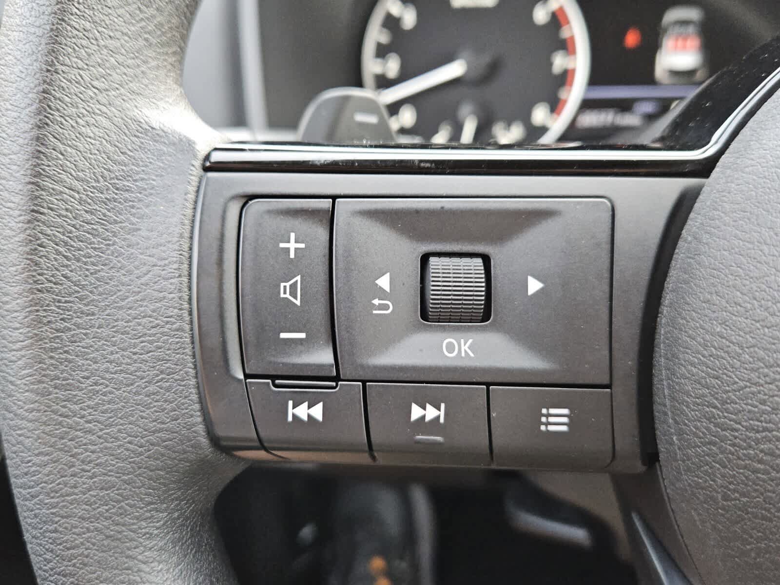 Used 2023 Nissan Rogue SV AWD/4WD image 12