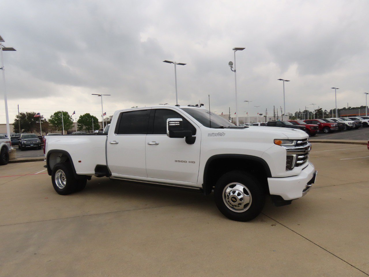 Used 2022 Chevrolet Silverado 3500 High Country w/ Technology Package image 7