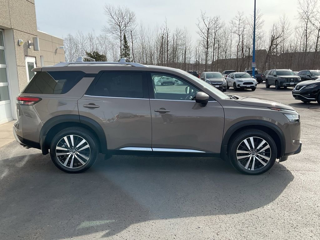 Used 2024 Nissan Pathfinder Platinum AWD/4WD image 4