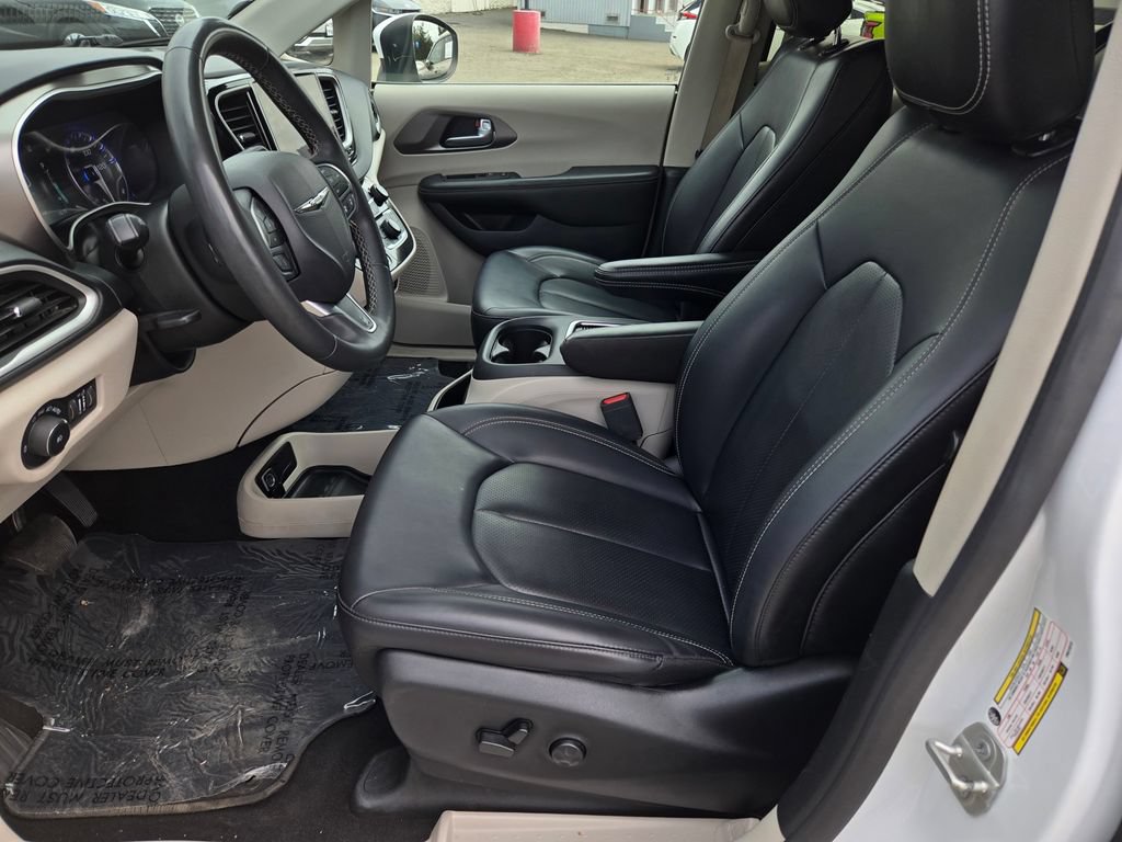 Used 2023 Chrysler Pacifica Touring-L FWD image 18