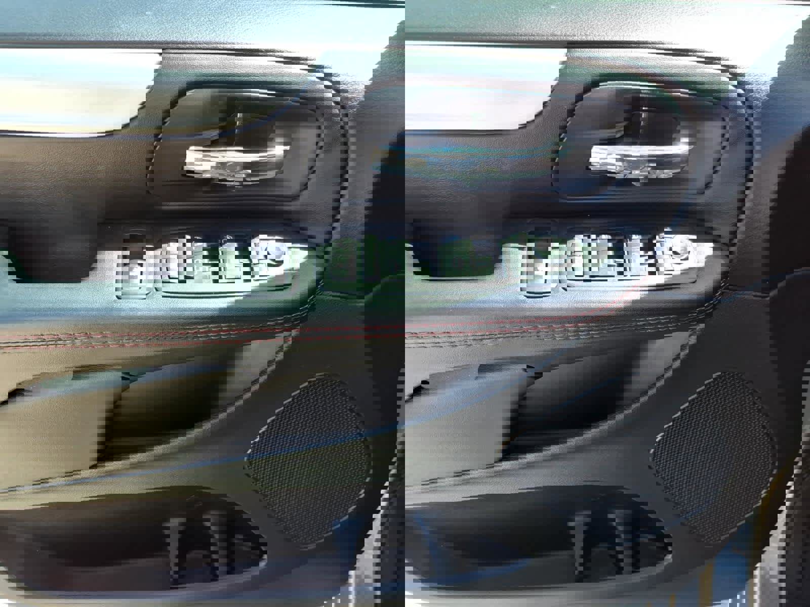 Used 2016 Dodge Grand Caravan R/T image 3