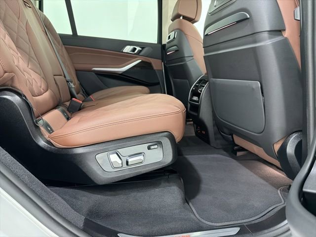 Used 2025 BMW X7 xDrive40i w/ Parking Assistance Package image 25