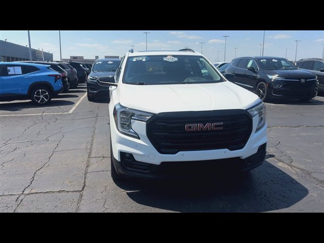 Certified 2023 GMC Terrain SLT w/ Infotainment Package II AWD/4WD image 3