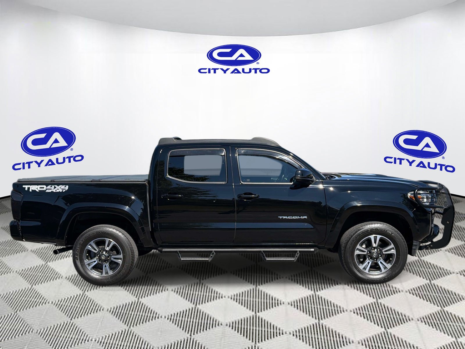 Used 2017 Toyota Tacoma TRD Sport w/ Tow Package (A/T) AWD/4WD image 2