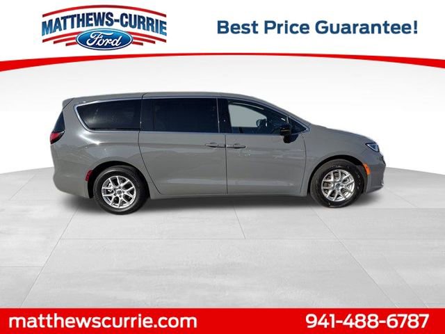 Used 2025 Chrysler Pacifica Select image 3