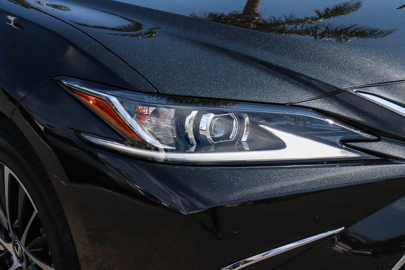 Used 2025 Lexus ES 300h w/ Premium Package FWD image 4