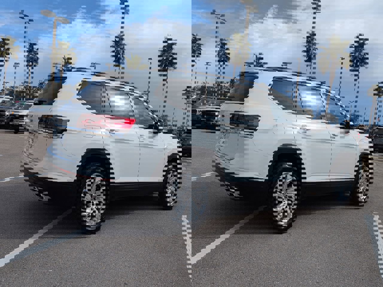 Used 2023 Volkswagen Atlas SE w/ Panoramic Sunroof Package image 4