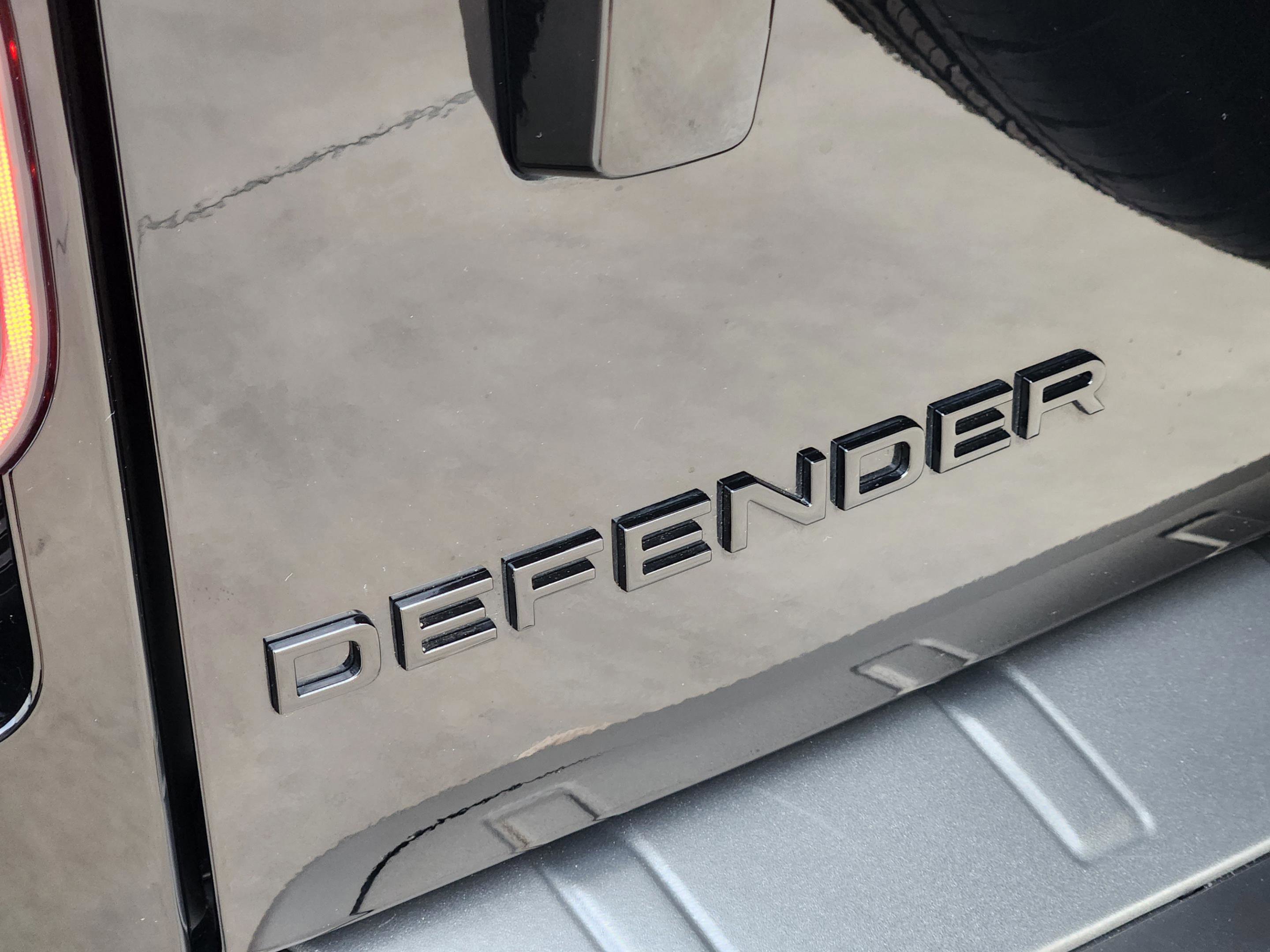 Used 2025 Land Rover Defender 110 image 34