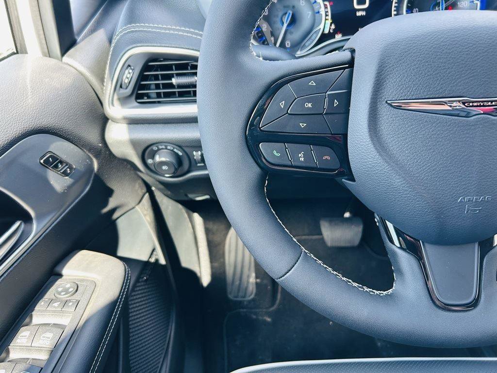 New 2026 Chrysler Pacifica Limited w/ Uconnect Theater Family Group image 25