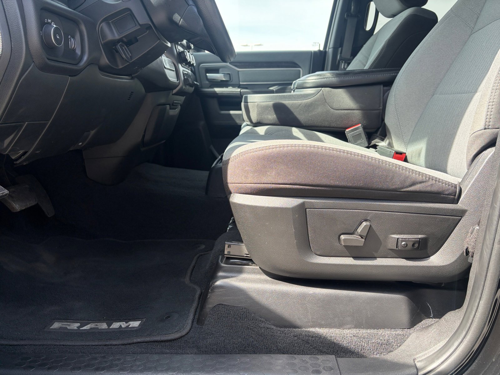 Used 2022 RAM 2500 Big Horn w/ Cold Weather Group image 13