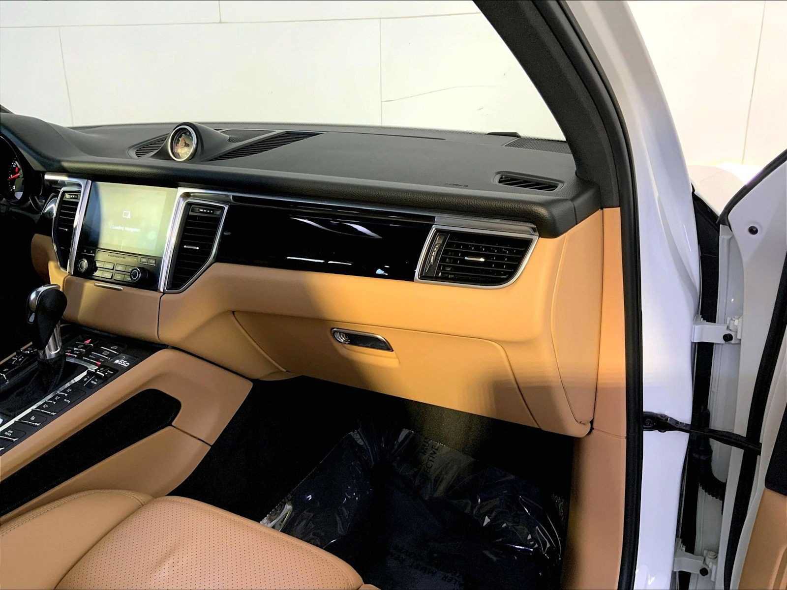 Certified 2018 Porsche Macan AWD/4WD image 22