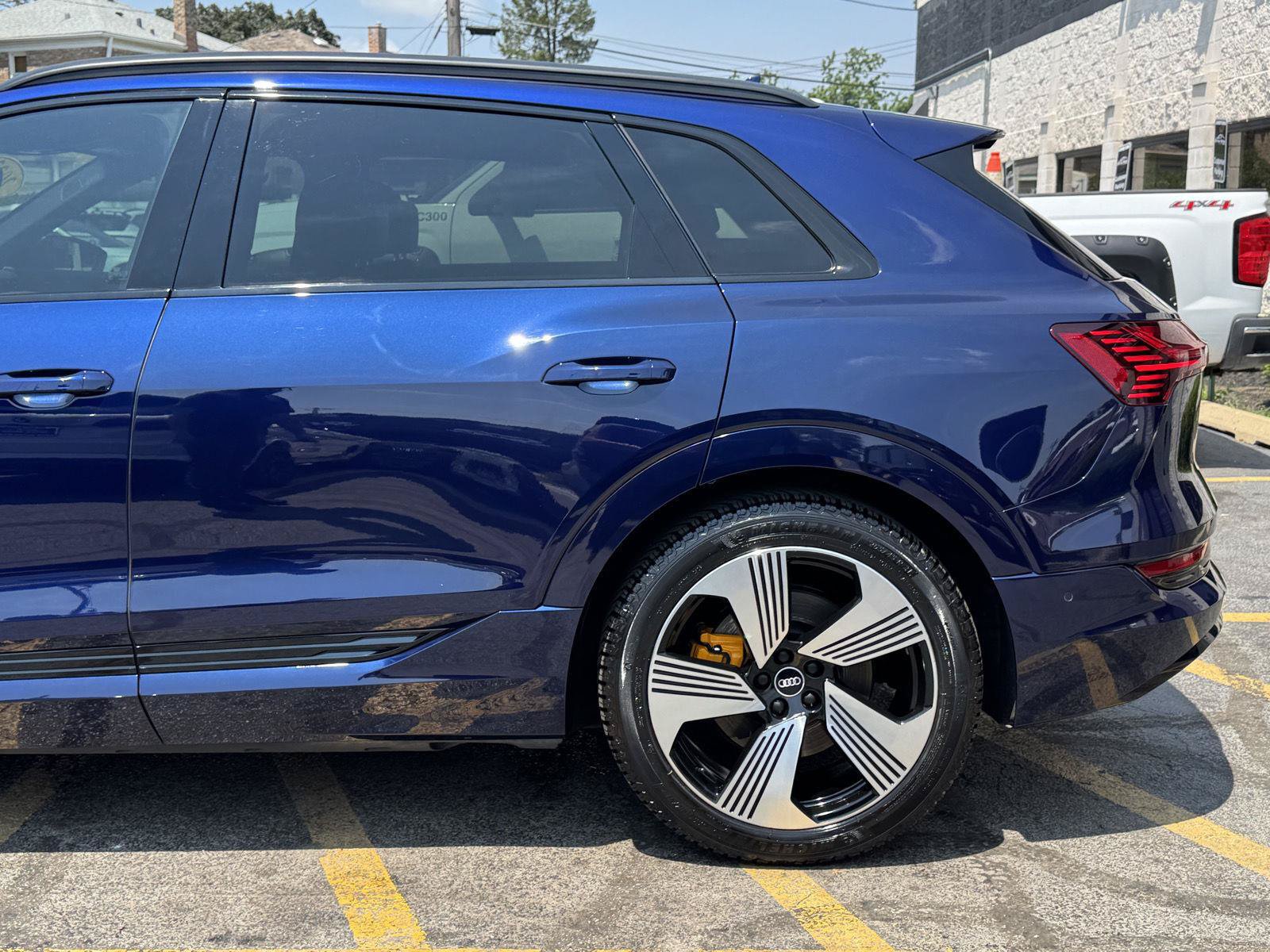 Used 2022 Audi e-tron Premium Plus w/ Premium Plus Package AWD/4WD image 9