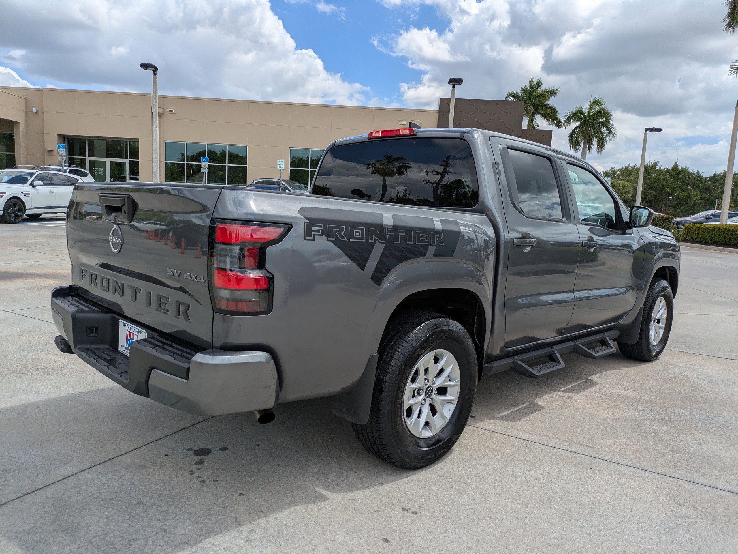 Used 2024 Nissan Frontier SV w/ Graphics Package image 2