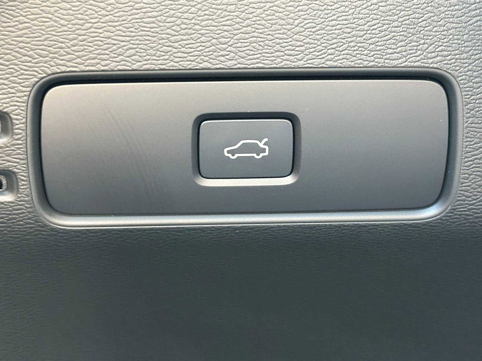 New 2025 Volvo XC40 B5 Ultra w/ Climate Package image 31