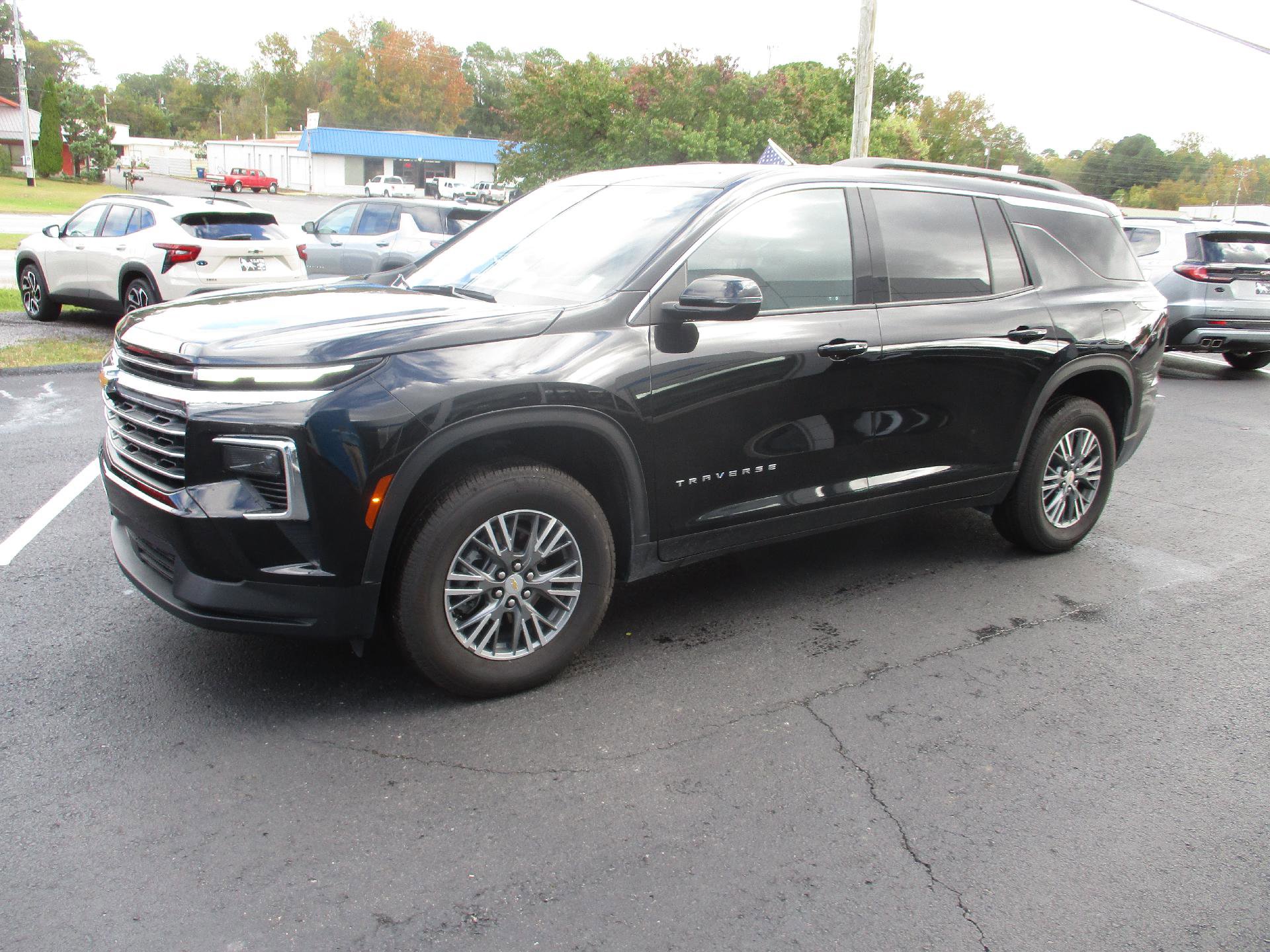 Used 2025 Chevrolet Traverse LT image 7