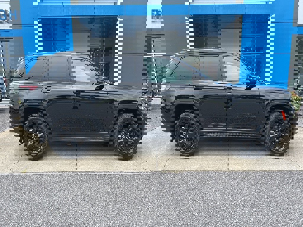 Used 2024 Jeep Grand Cherokee Limited w/ Black Appearance Package image 3