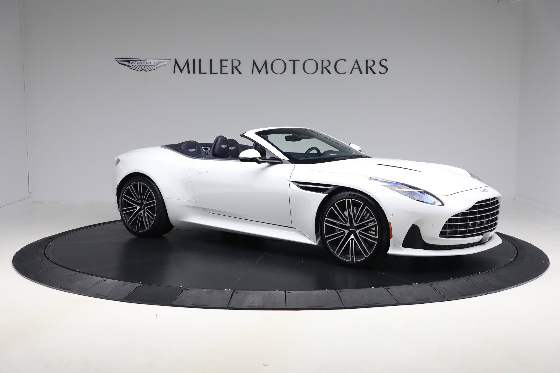 Used 2024 Aston Martin DB12 Convertible image 10