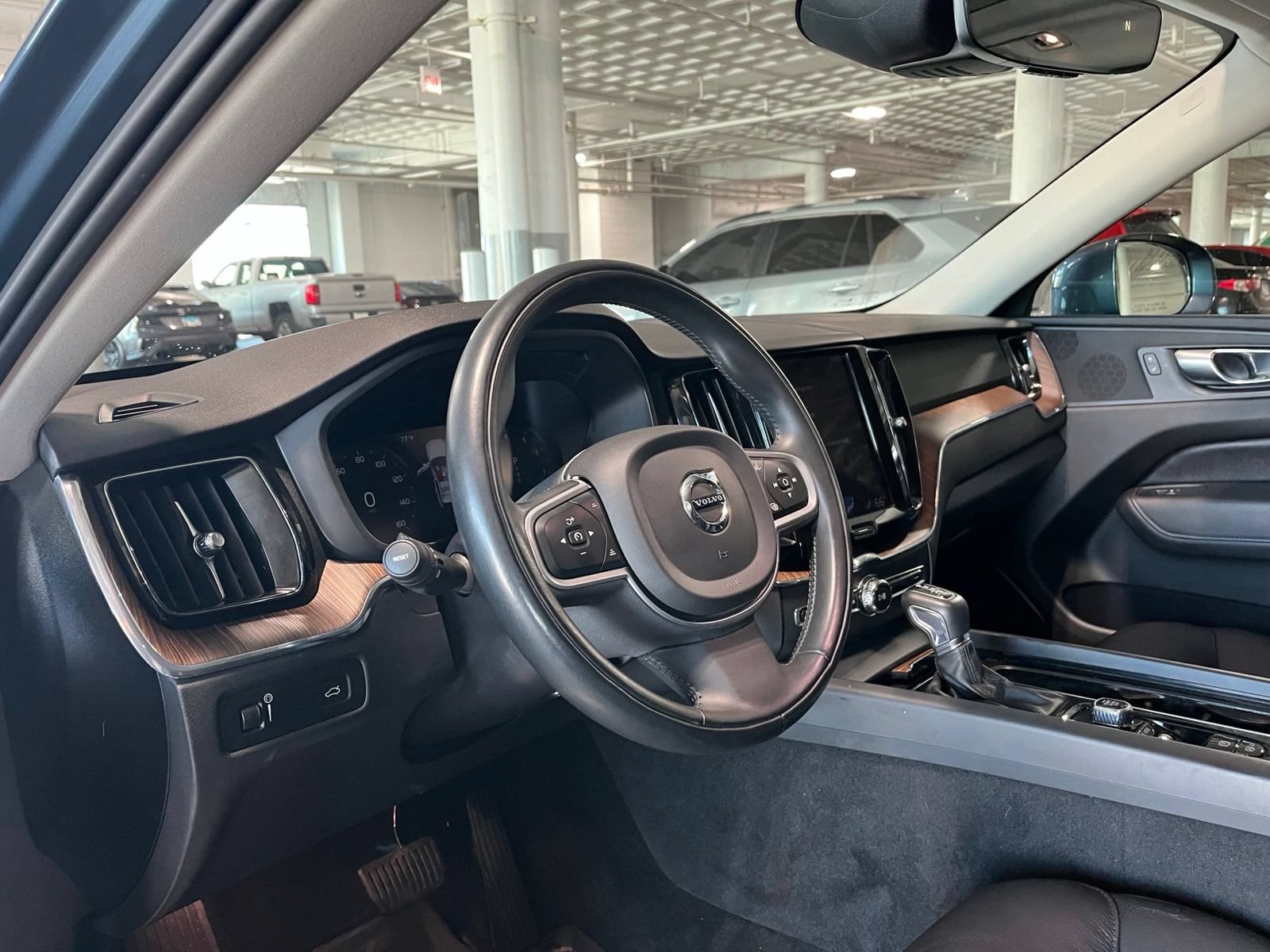 Used 2021 Volvo XC60 T6 Momentum w/ Premium Package AWD/4WD image 19