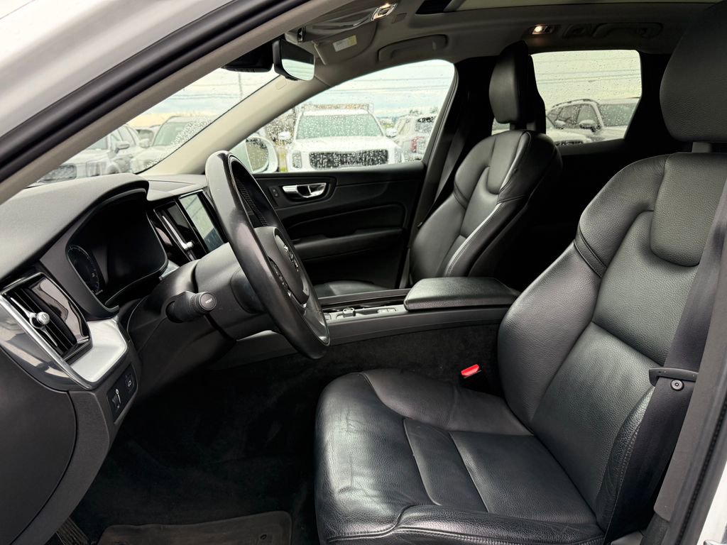 Used 2018 Volvo XC60 T6 Momentum w/ Advanced Package image 12