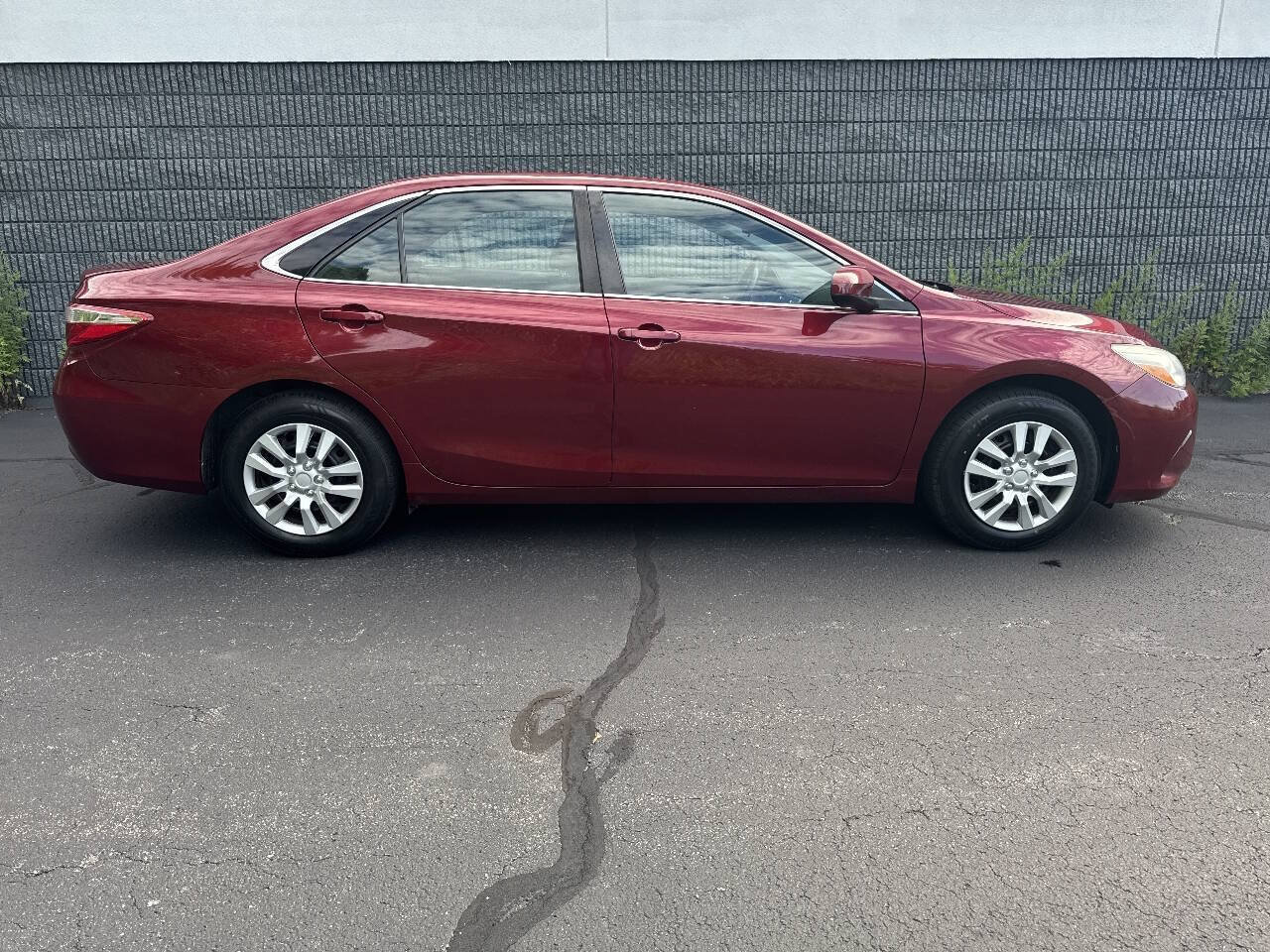 Used 2016 Toyota Camry LE FWD image 31