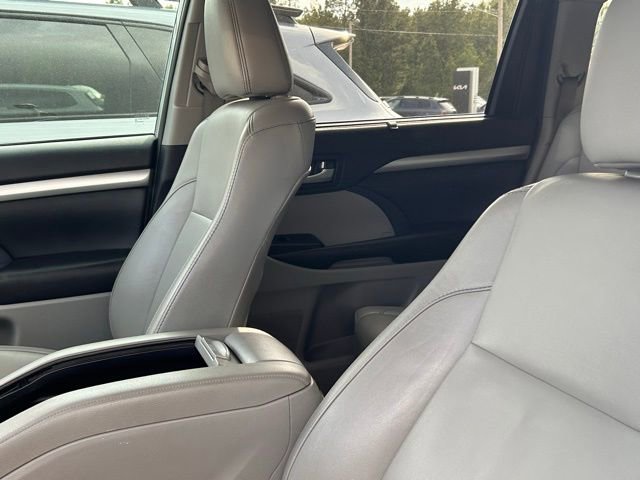 Used 2019 Toyota Highlander XLE FWD image 32