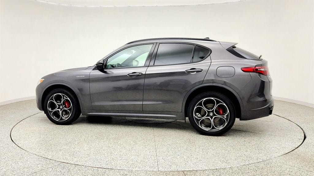 Used 2022 Alfa Romeo Stelvio Veloce AWD/4WD image 8