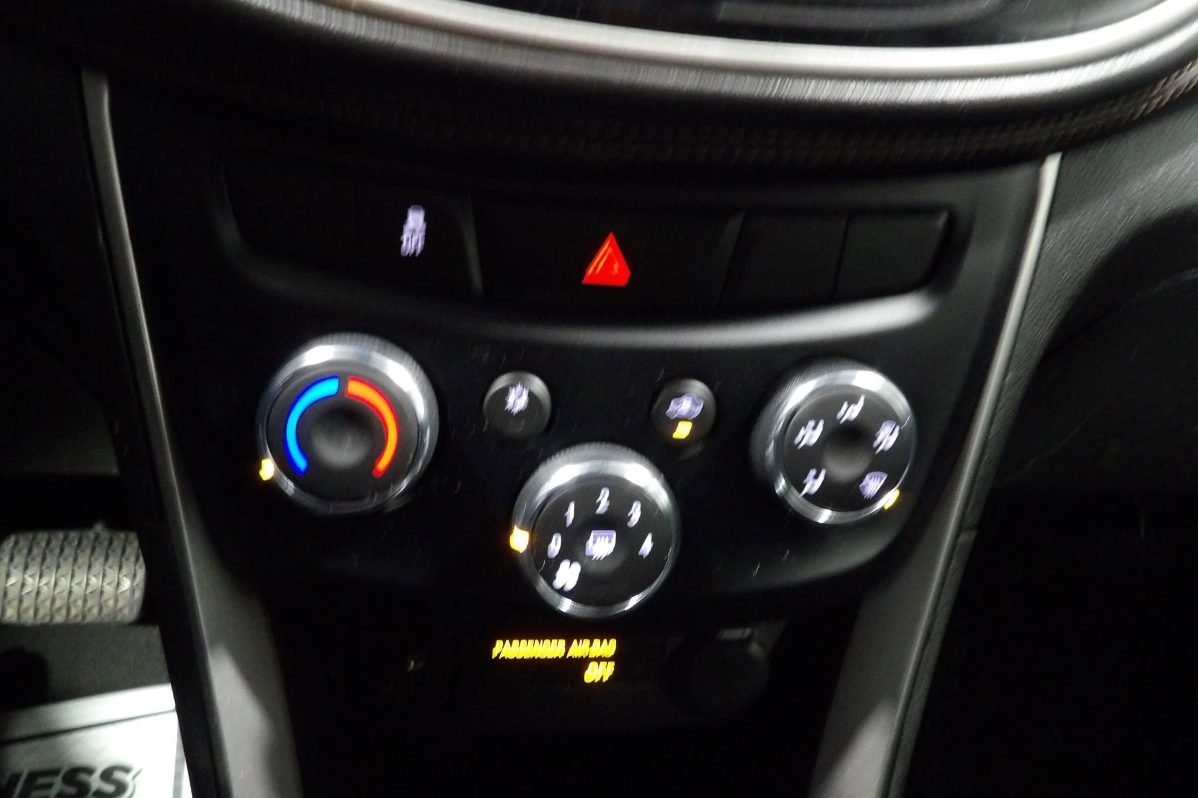 Used 2019 Chevrolet Trax LT w/ Sun & Sound Package AWD/4WD image 13