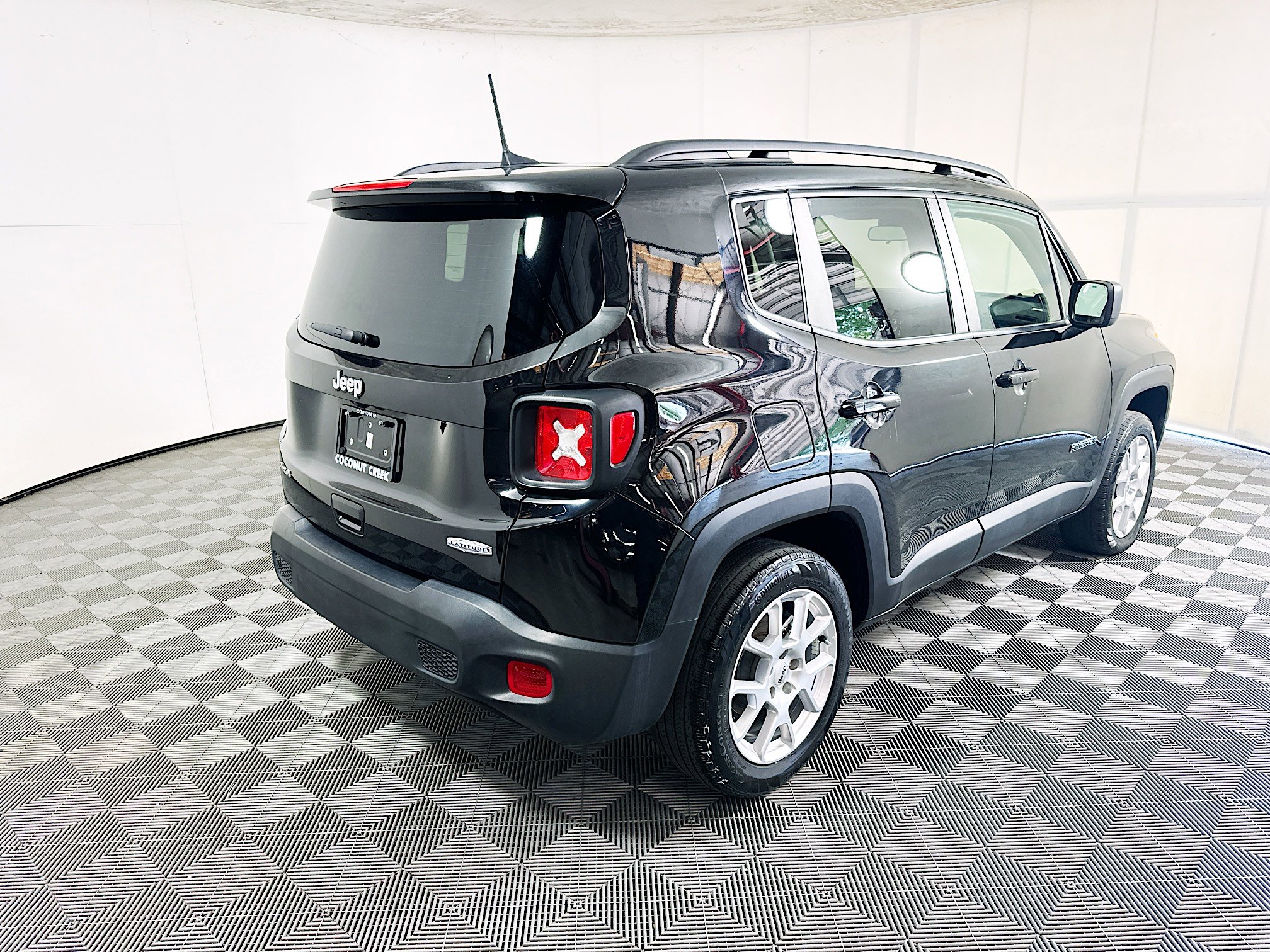 Used 2022 Jeep Renegade Latitude AWD/4WD image 3