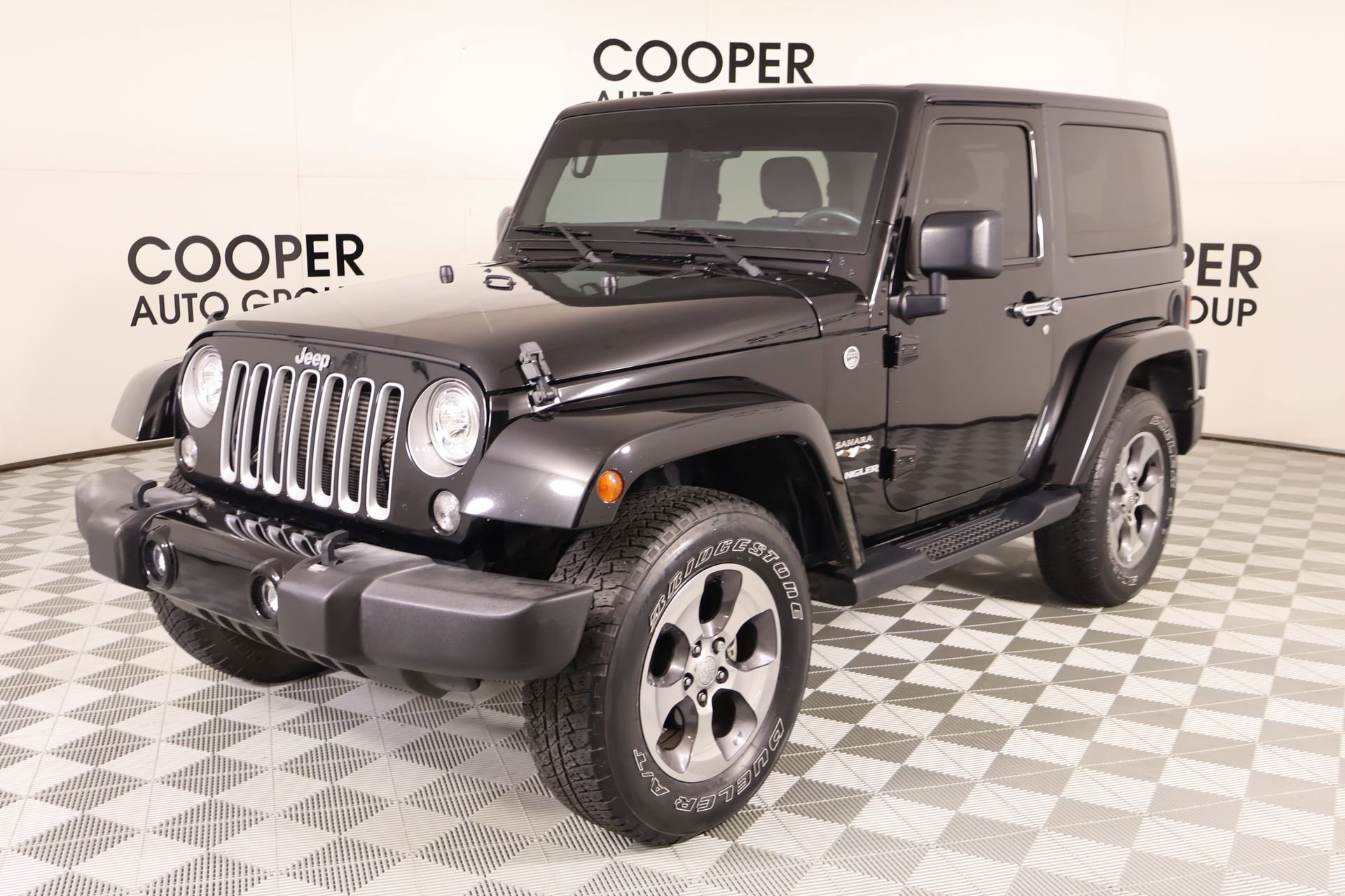 Used 2017 Jeep Wrangler Sahara w/ Connectivity Group AWD/4WD image 8