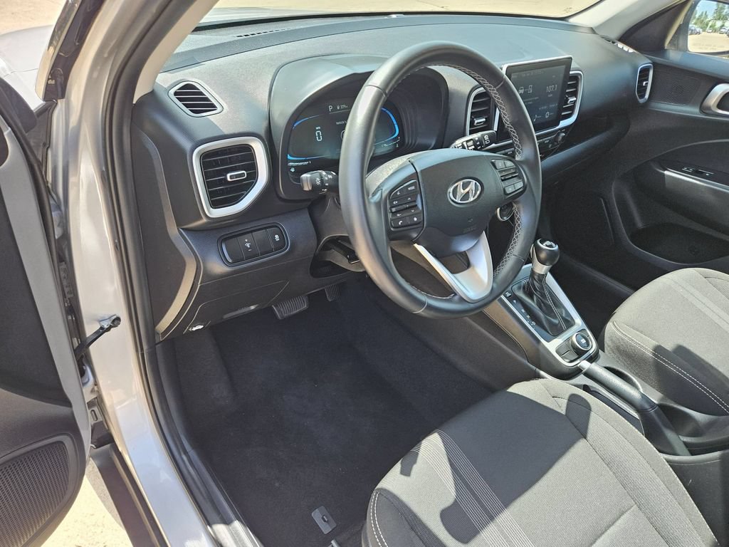Used 2025 Hyundai Venue SEL FWD image 15