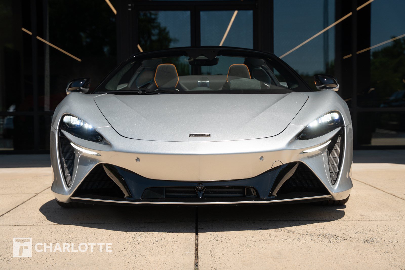 Used 2025 McLaren Artura Spider RWD image 4