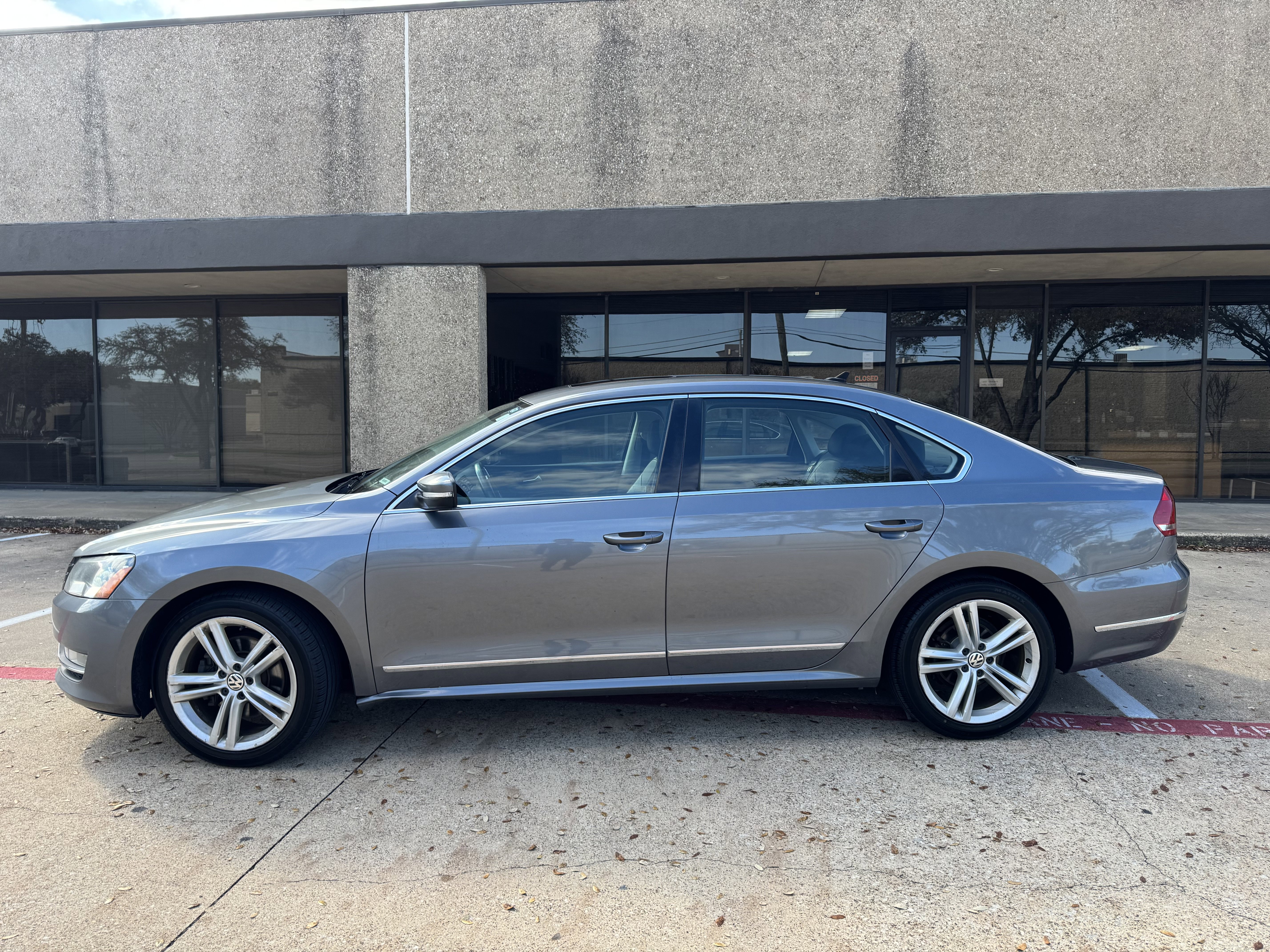 Used 2015 Volkswagen Passat TDI SEL Premium FWD image 2