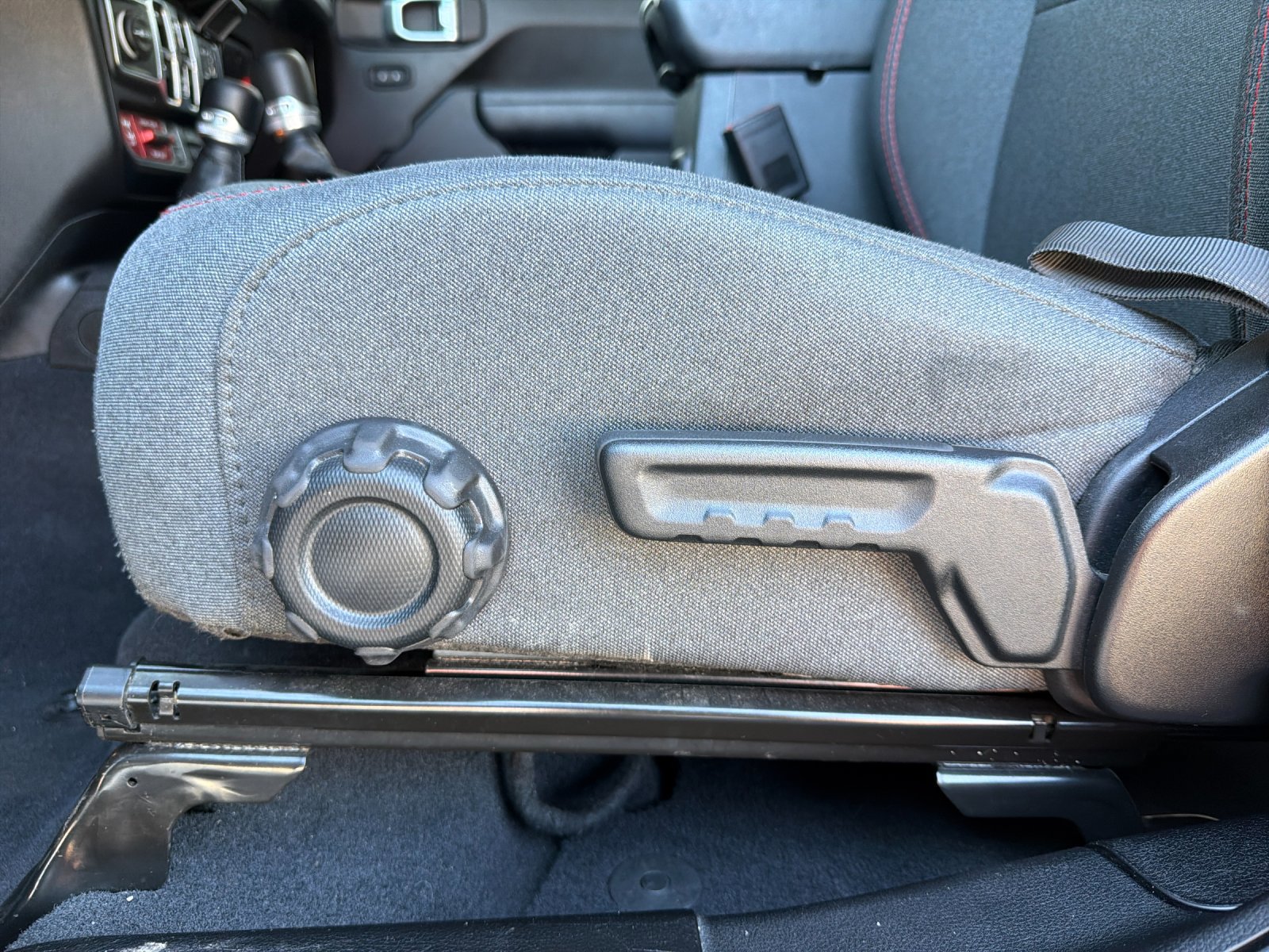 Used 2025 Jeep Wrangler Unlimited Rubicon AWD/4WD image 13