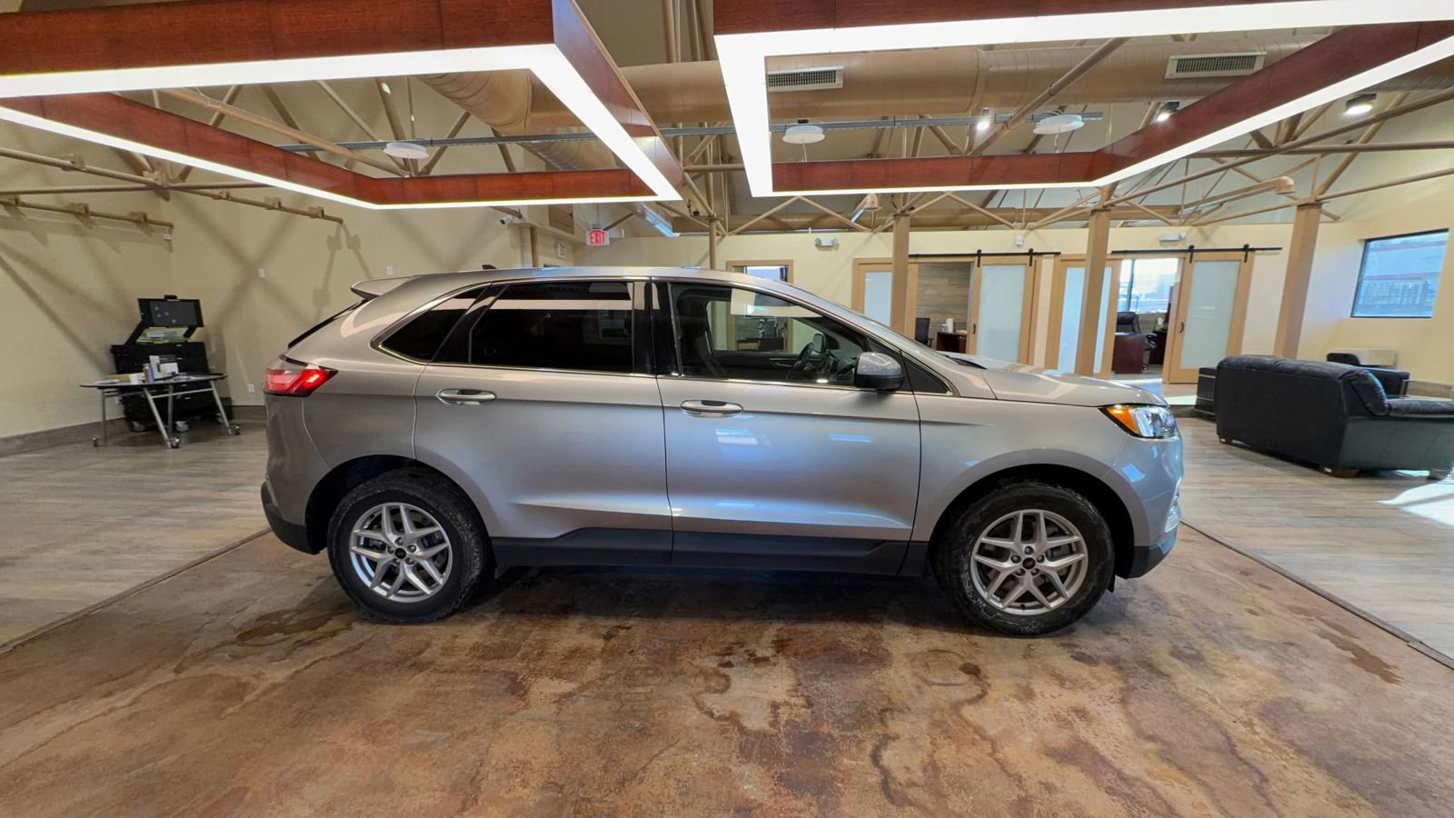 Used 2024 Ford Edge SEL w/ Cold Weather Package image 2