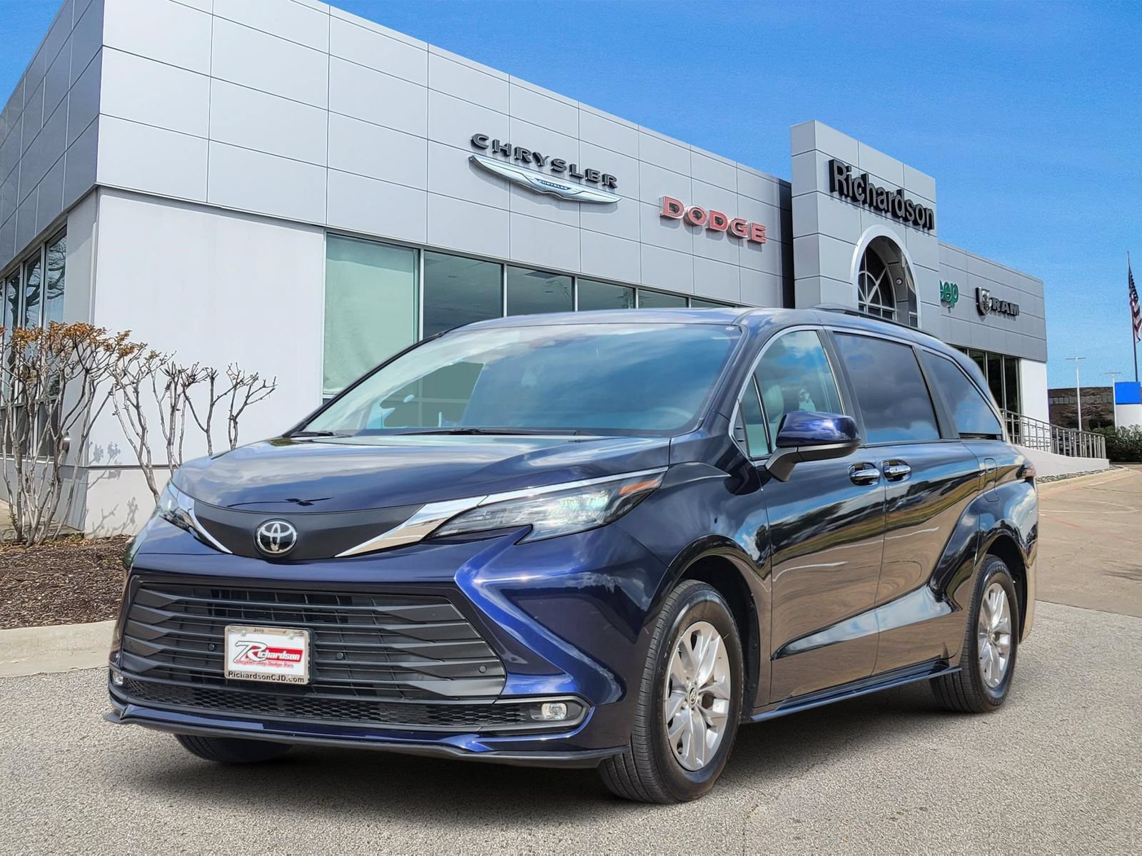 Used 2026 Toyota Sienna XLE FWD image 2