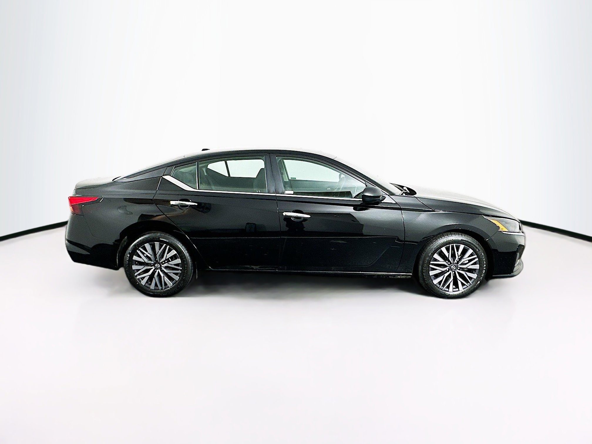 Used 2025 Nissan Altima 2.5 SV image 10