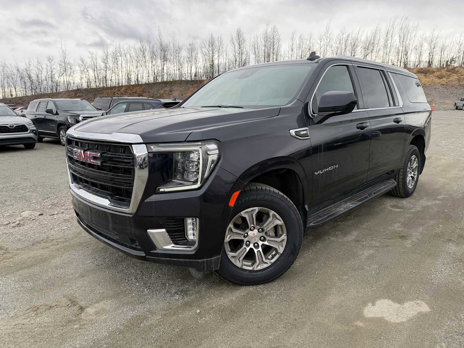 Used 2023 GMC Yukon XL SLE AWD/4WD image 1