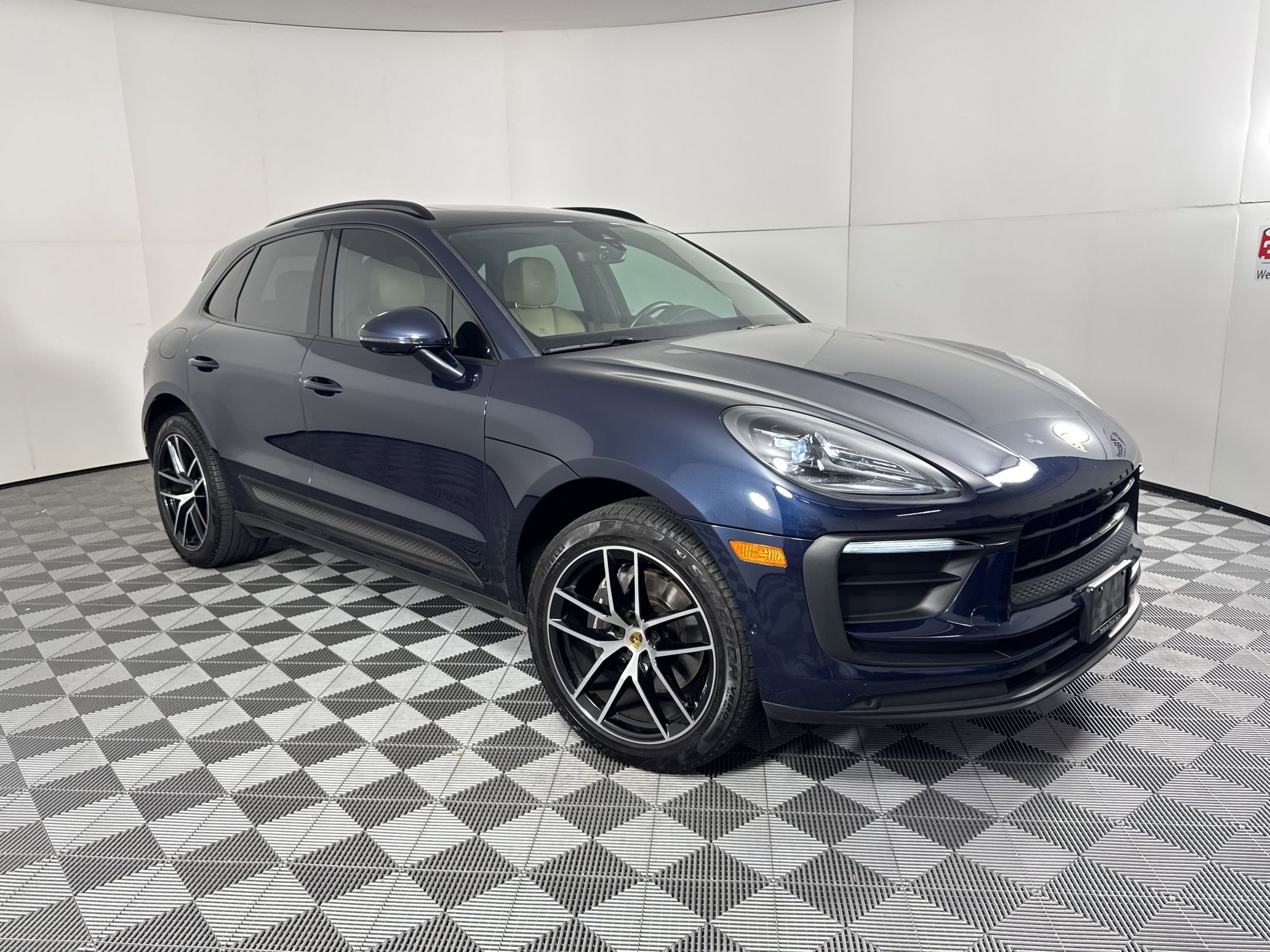 Certified 2022 Porsche Macan AWD/4WD image 7