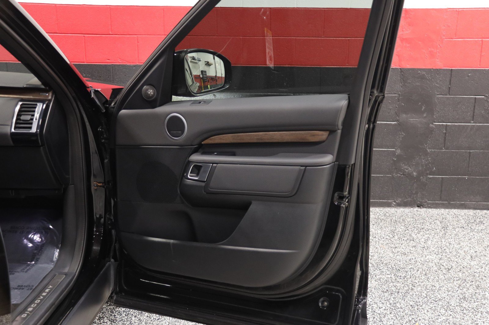 Used 2020 Land Rover Discovery HSE image 44