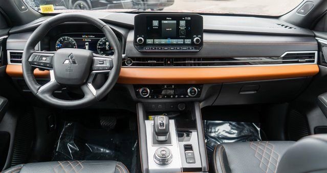 Used 2023 Mitsubishi Outlander AWD image 16