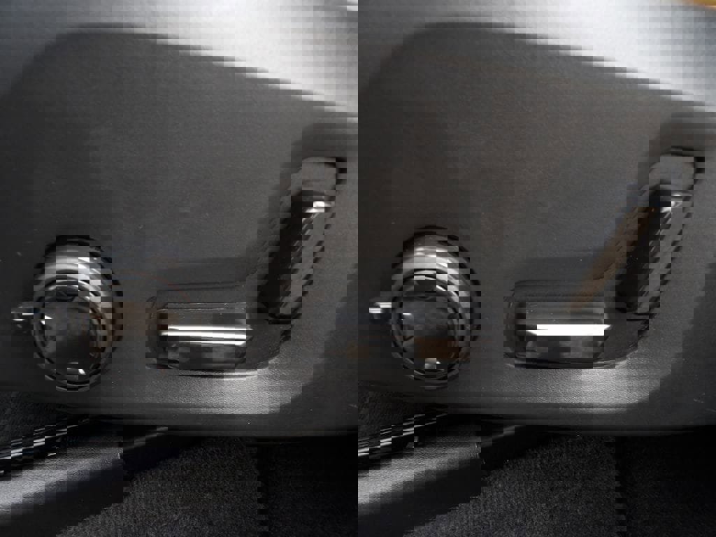 Certified 2024 Volvo XC60 B5 Ultimate w/ Protection Package Premier image 17