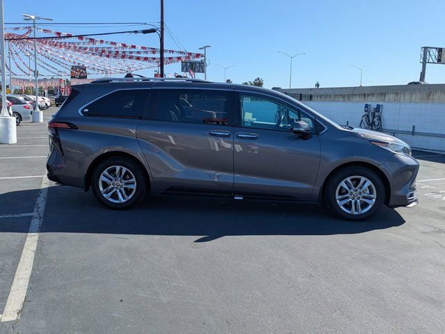 Used 2022 Toyota Sienna Limited image 4