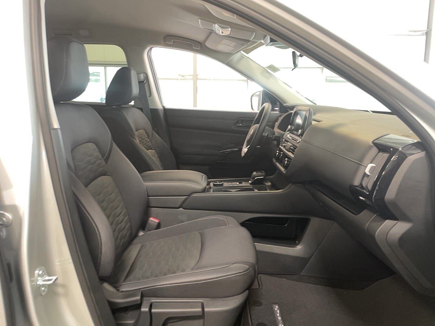 Used 2025 Nissan Pathfinder S AWD/4WD image 19