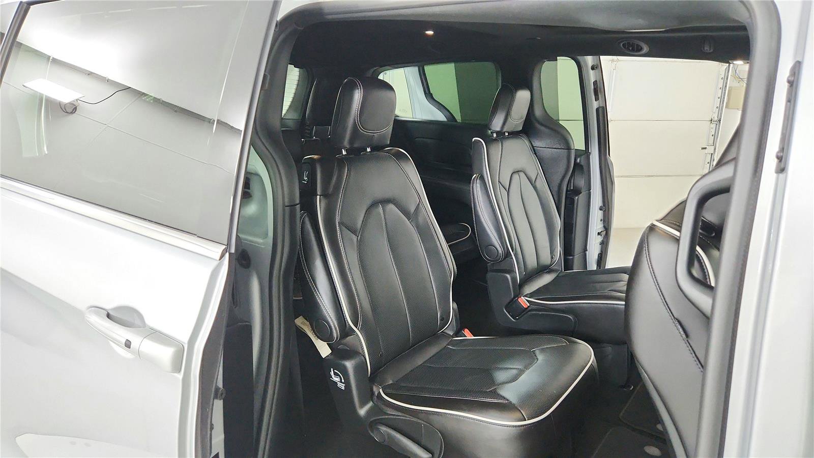 Used 2026 Chrysler Pacifica Limited FWD image 21