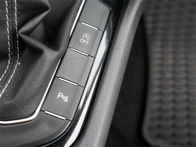 Certified 2025 Volkswagen Taos SE image 33