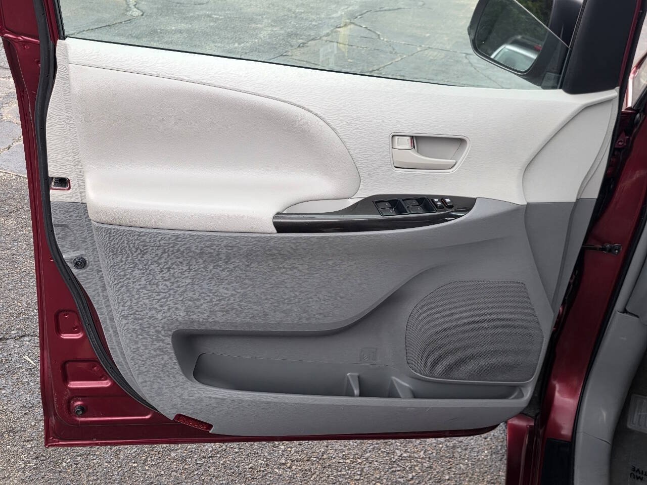 Used 2013 Toyota Sienna LE w/ Towing Pkg FWD image 10