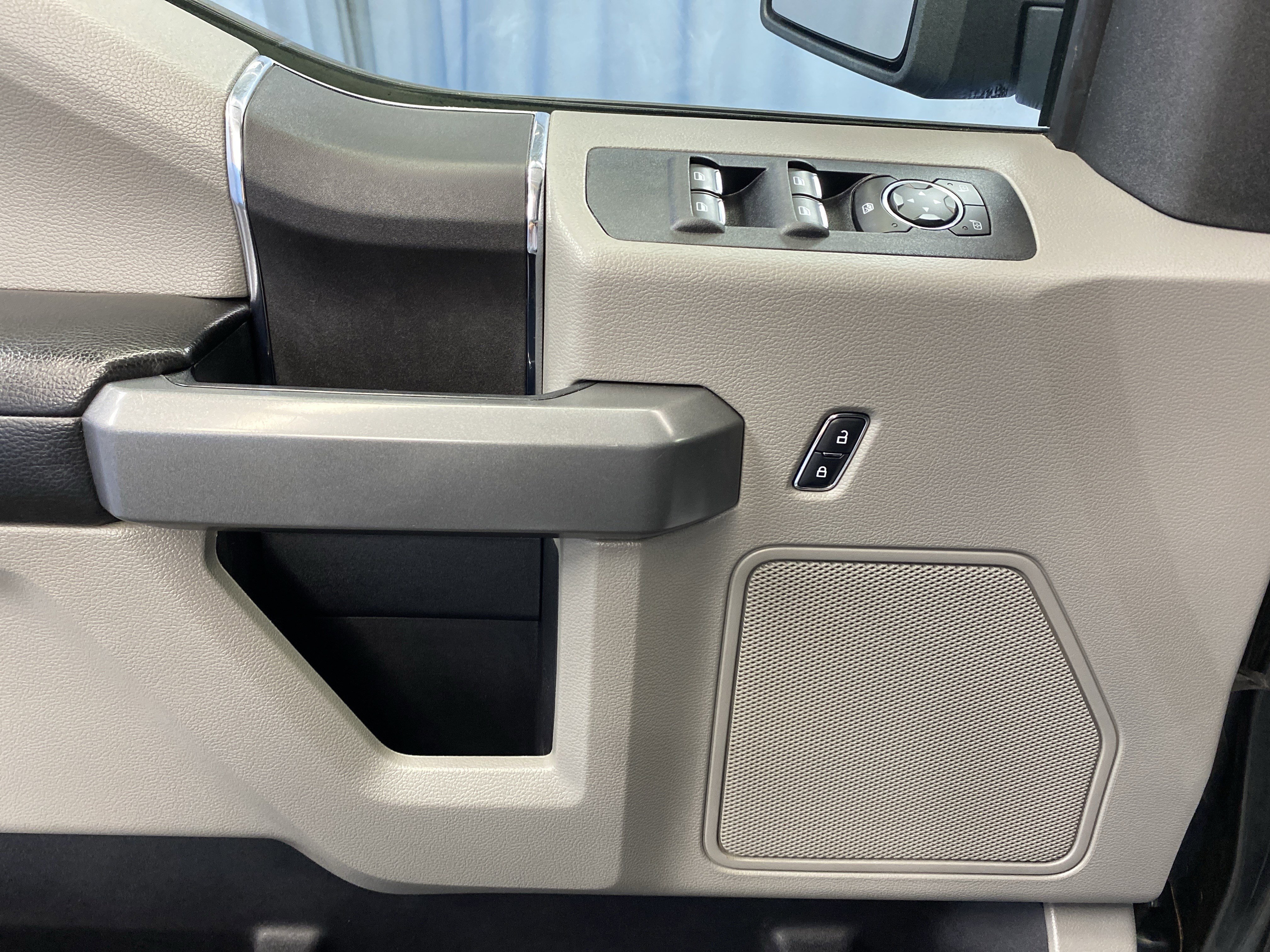 Used 2016 Ford F150 XLT w/ Trailer Tow Package image 12